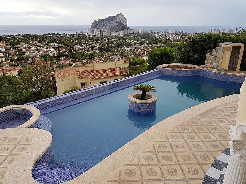 Magnífica Villa en Calpe de Estilo Mediterráneo con Vistas Directas al Mar