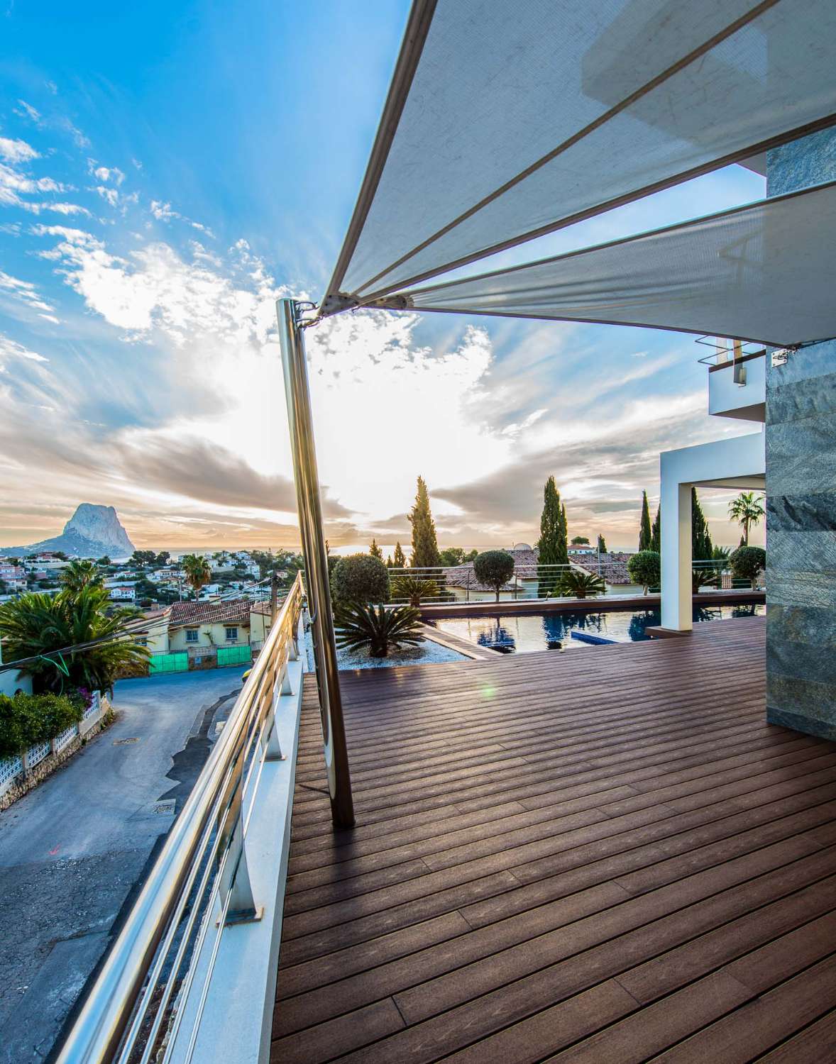 Lujosa e Imponente Villa de Diseño en Calpe con Vistas al Mar