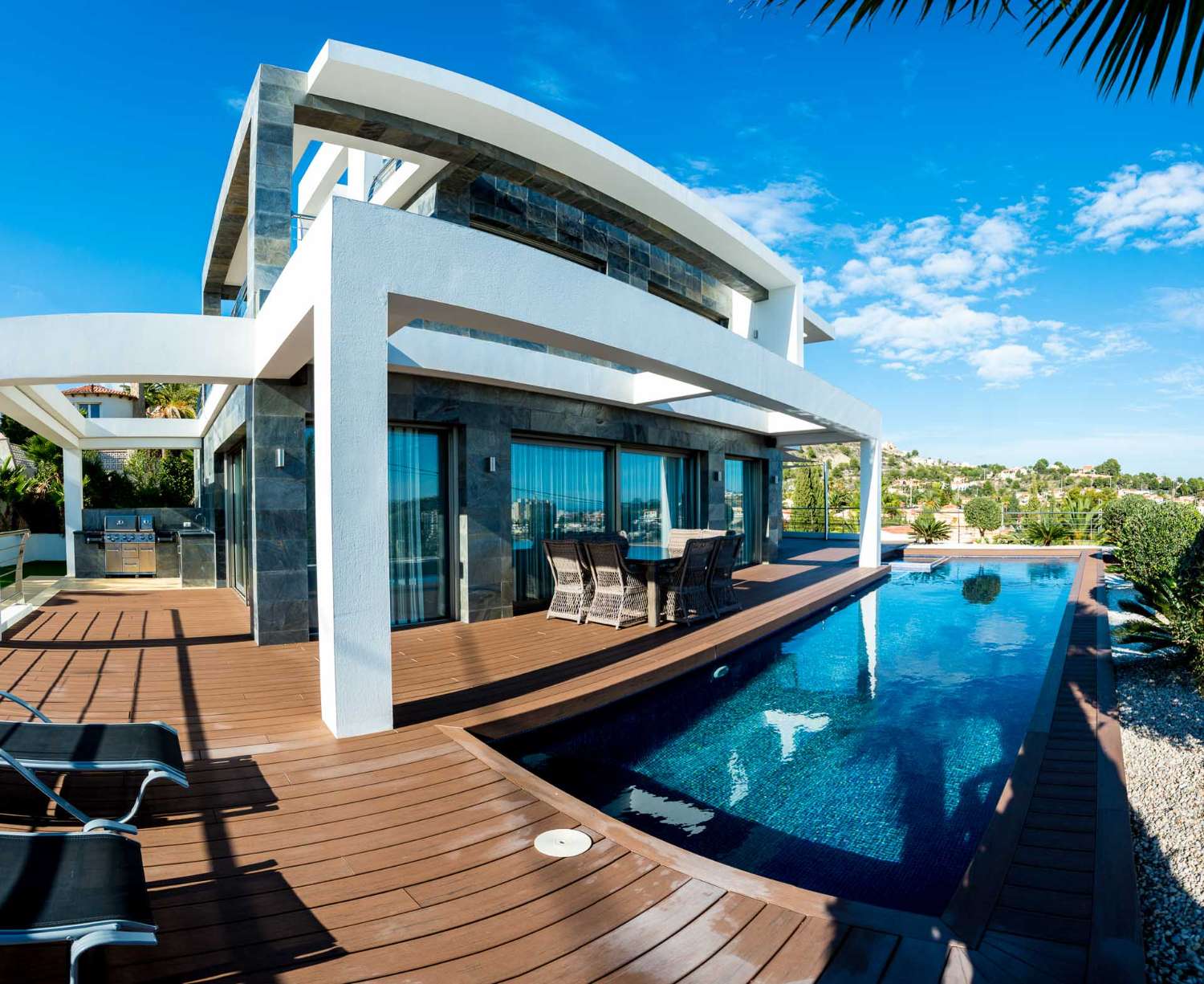 Lujosa e Imponente Villa de Diseño en Calpe con Vistas al Mar